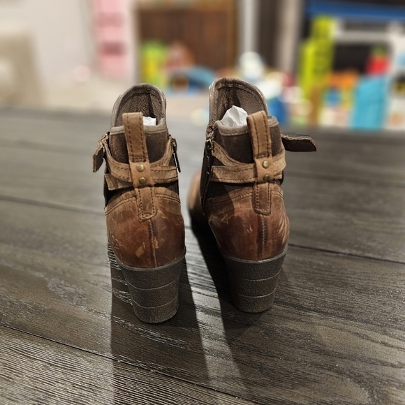 UGG Emalie Wedge Boots - Picture 7 of 9